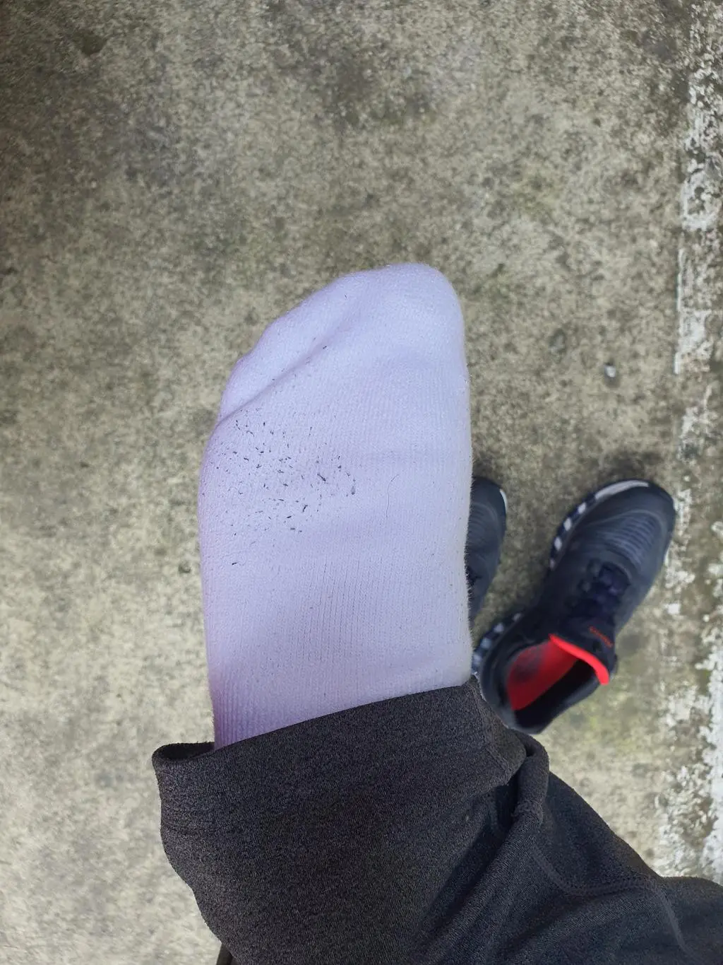 하루에 10시간 정도 서서 일합니다. 이렇게 오래 서서 일을 하면 양말이 제 아무리 좋아