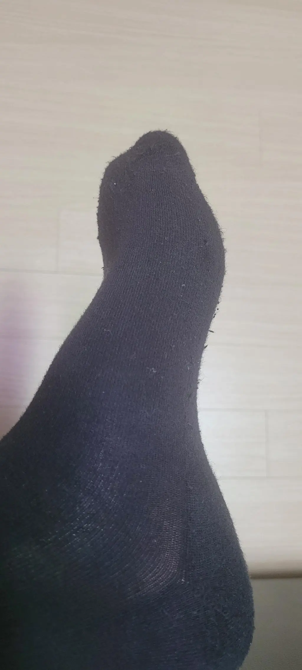 양말 착용감도 좋고 편안한건 사실이나 오래 신지는 못할것 같습니다. 구매한지 2주 정