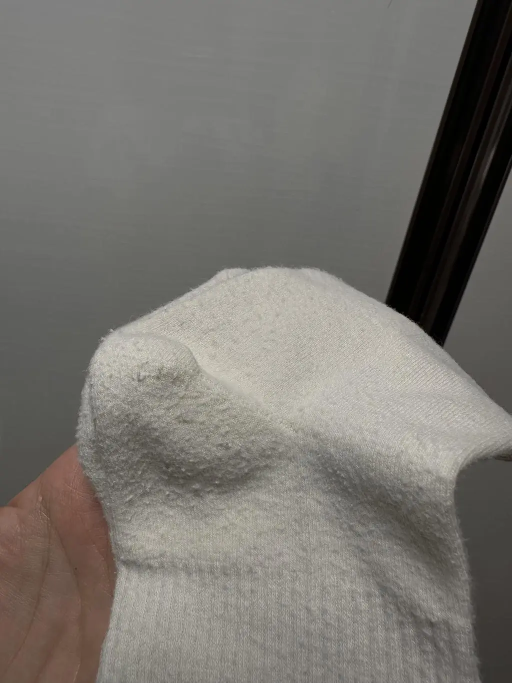 처음 신었을 땐 발목 부준이 약간 쬐는 느낌이 들었어요. 솔직히 광고만큼 편하단 생각