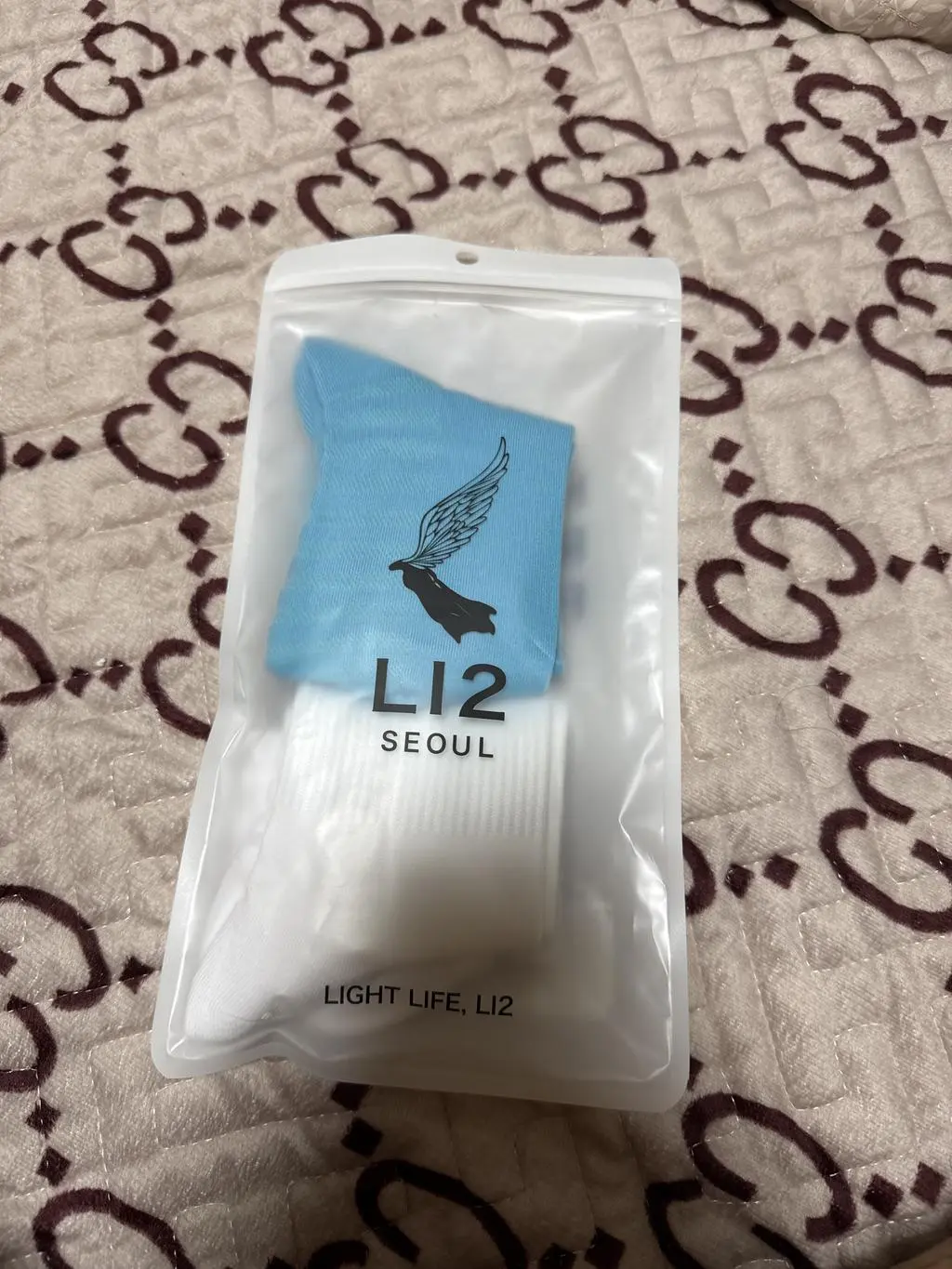 와이프 사줬는데 흘러내리지 않는데 타이트 하지도 읺다고 아주 편하다구 합니다. 