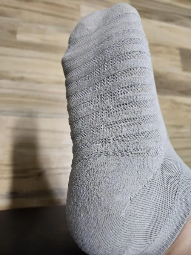 가볍게 신기는 괜찮은데 1번 신으니 발바닥 쪽은 보풀이 생기네요 내구성은 조금더 신어