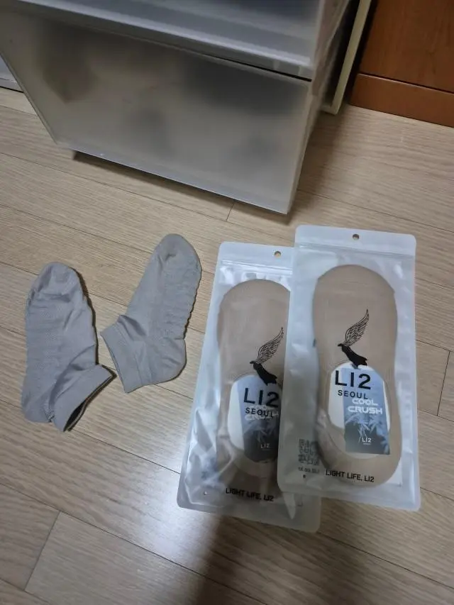 가격에 비해 품질이 별로인듯요.보풀이 많이 생겨요.발목조임은 없어 편하고 발바닥도 