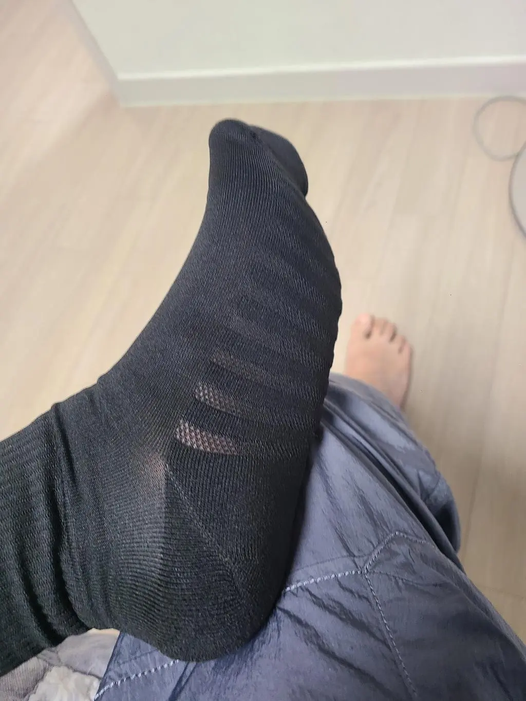 제가 발에 땀이 많아서 스포츠양말을 평소에 신는데 생각보다 시원하지는 않습니다. 대