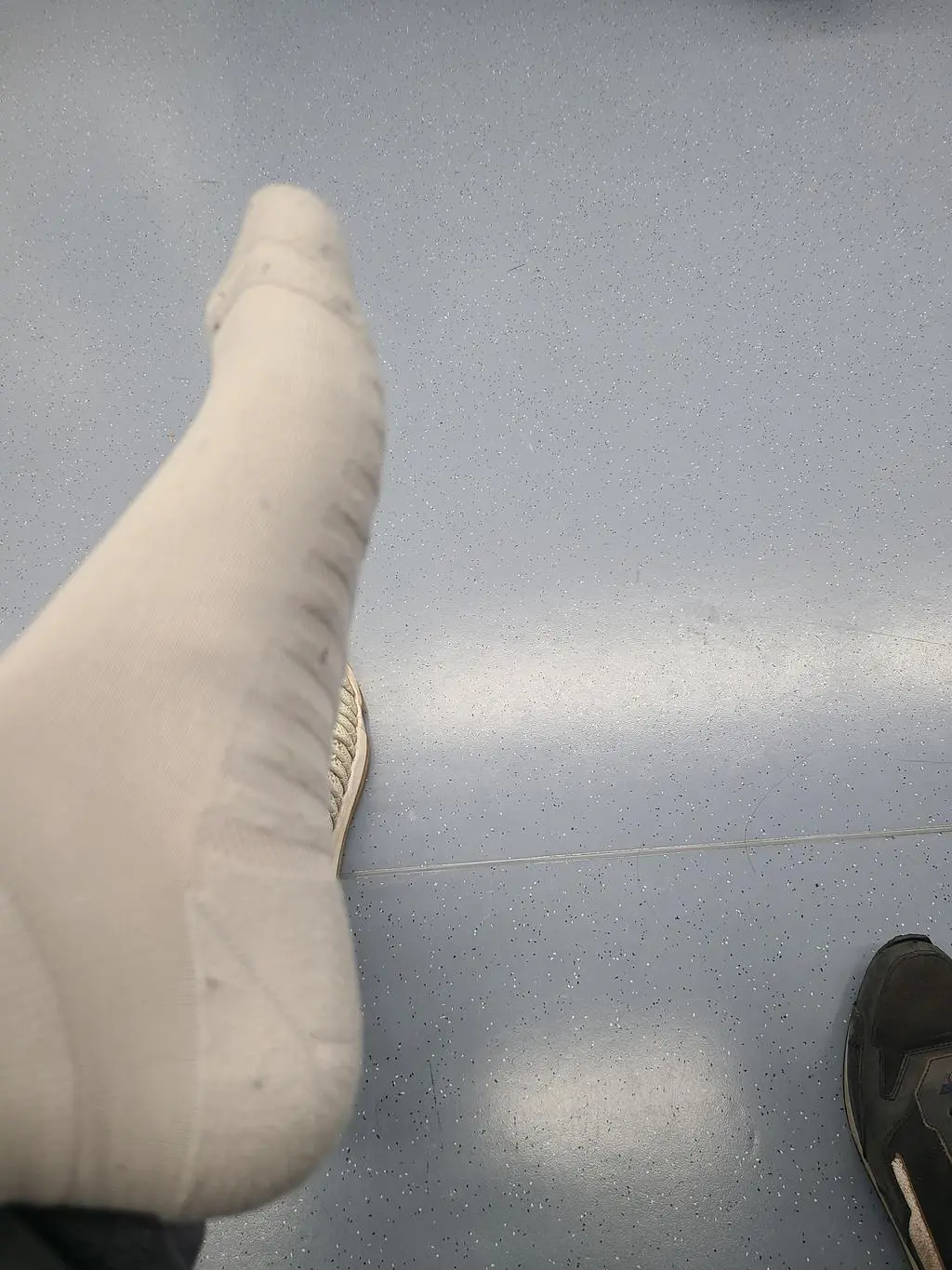 제가 발에 땀이 많아서 스포츠양말을 평소에 많이 신는데 생각보다 시원하지는 않습니다