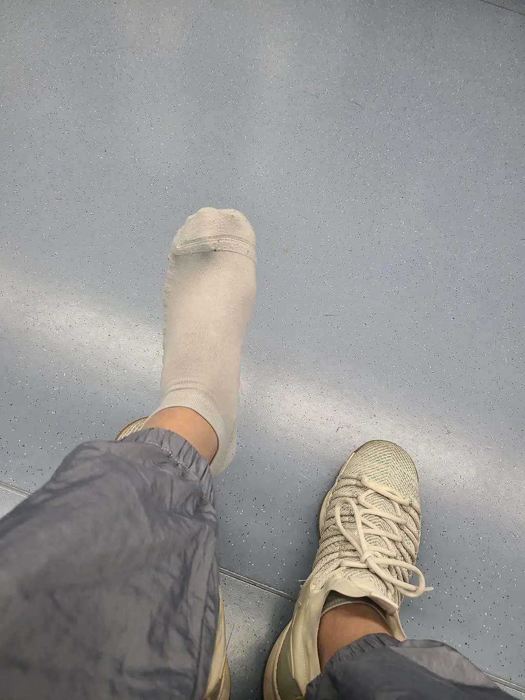 제가 발에 땀이 많아서 스포츠양말을 평소에 많이 신는데 생각보다 시원하지는 않습니다