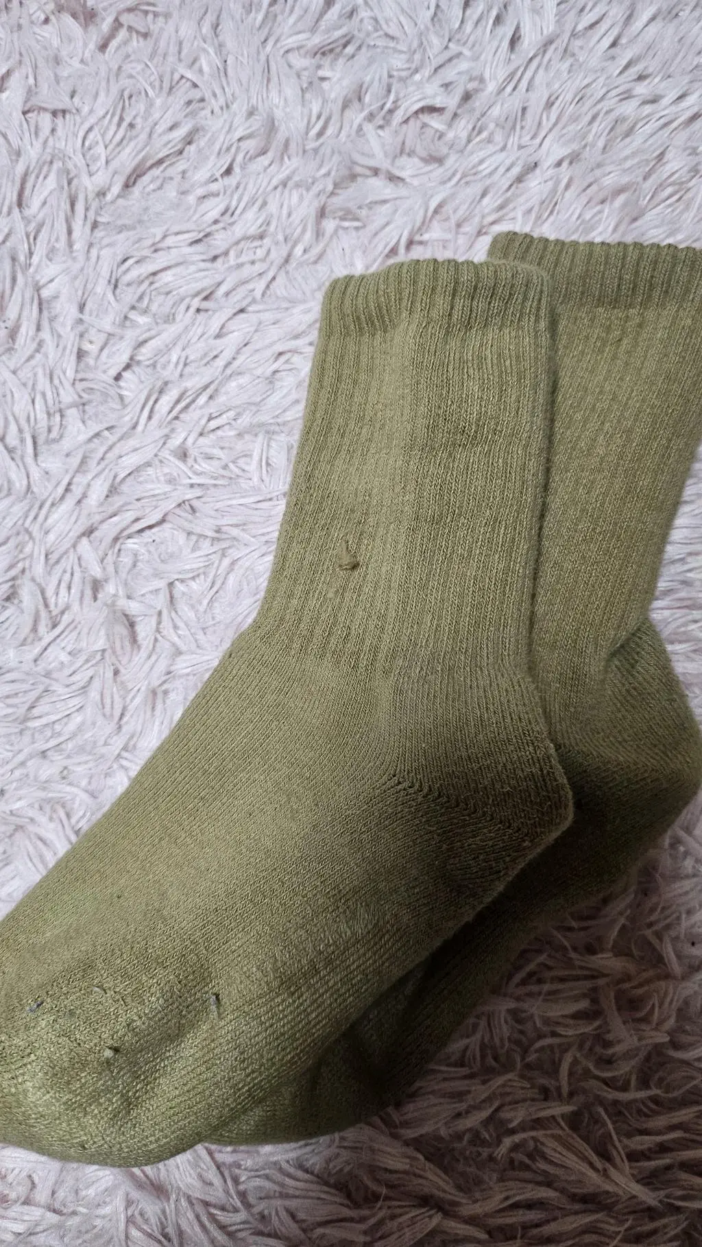 기대를 가지고 상품 받아 보니 도톰하고 색상도 맘에 들어 좋았으나 6시간정도 신고 외