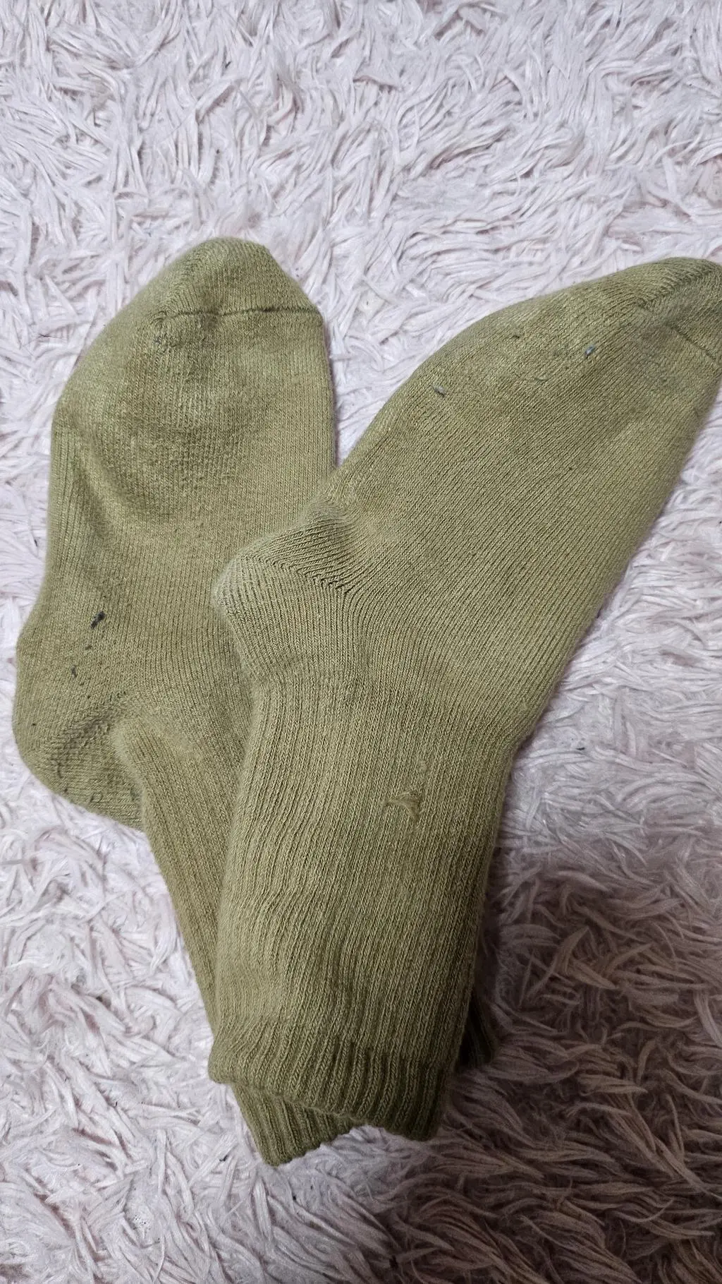 기대를 가지고 상품 받아 보니 도톰하고 색상도 맘에 들어 좋았으나 6시간정도 신고 외