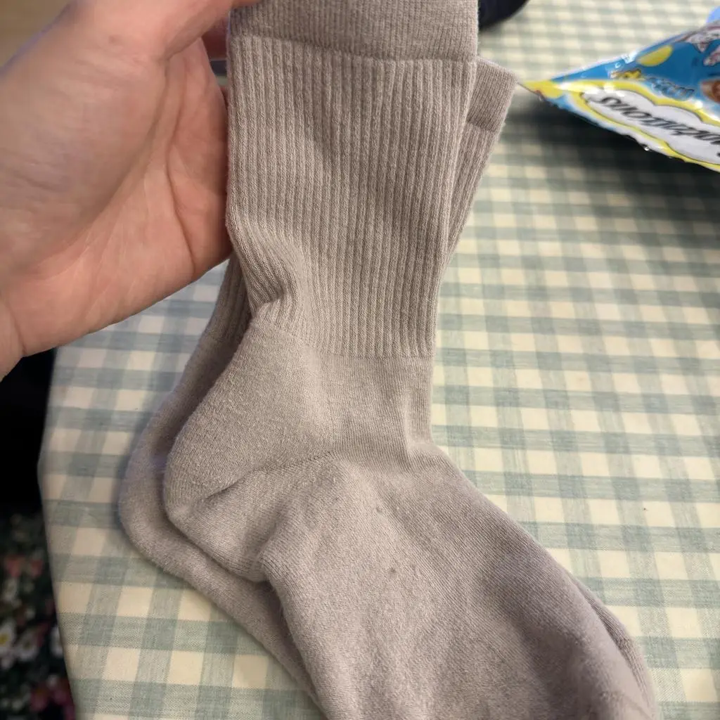 한번신고 빨아서 양말이 좀 꼬질해보이지만 
