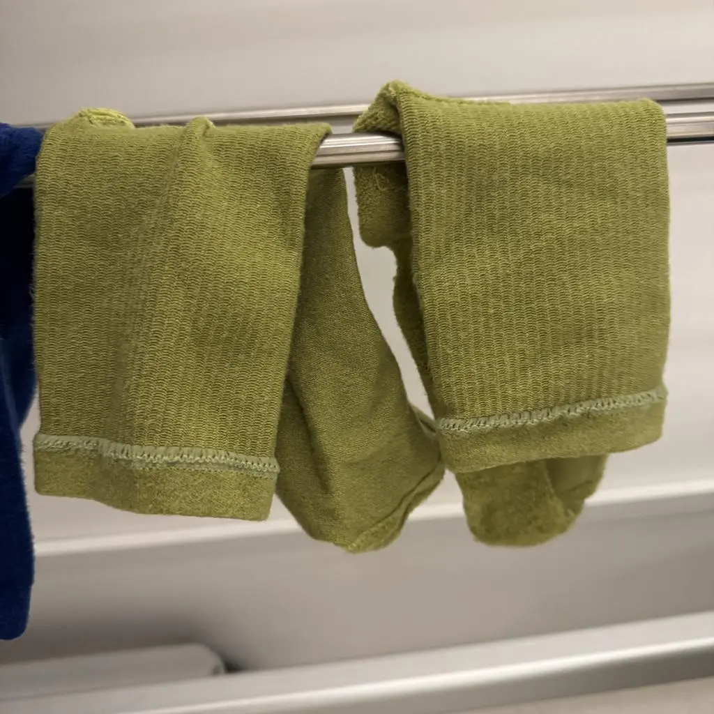 한번신고 빨아서 양말이 좀 꼬질해보이지만 
