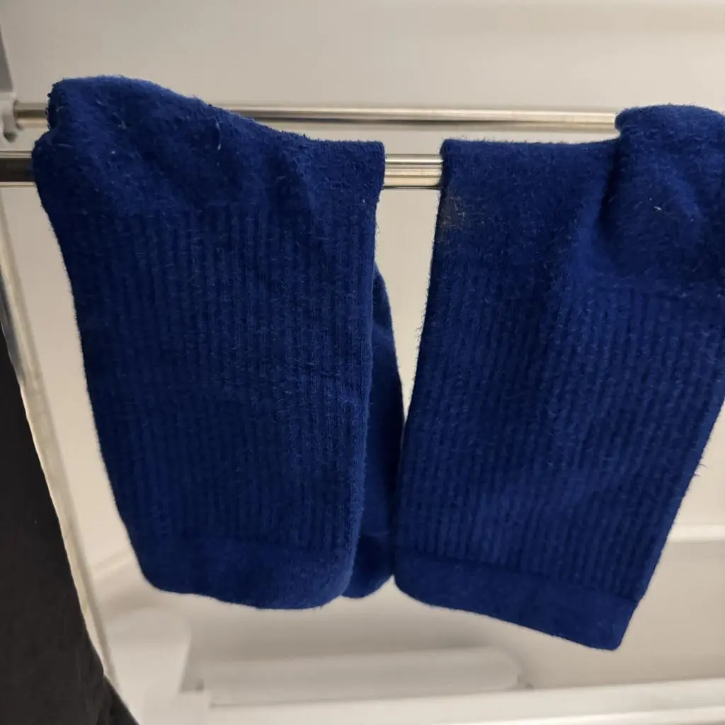 한번신고 빨아서 양말이 좀 꼬질해보이지만 
