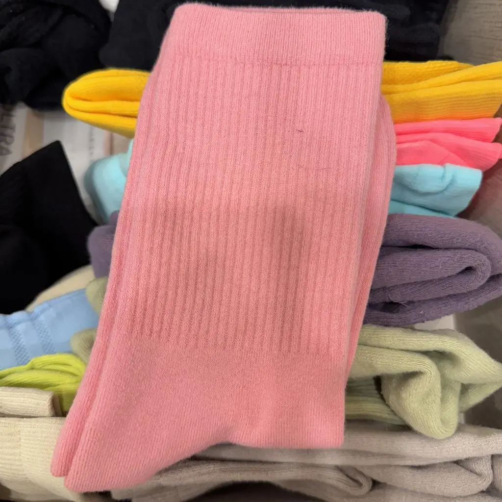 한번신고 빨아서 양말이 좀 꼬질해보이지만 
