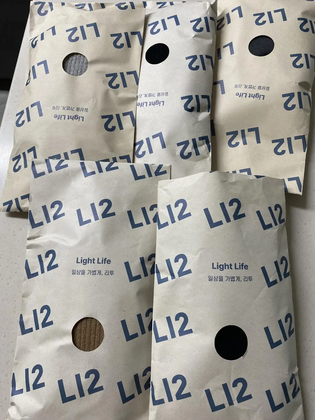 아주 도톰하고 발목윗부분은 조이지 않아서 좋습니다
