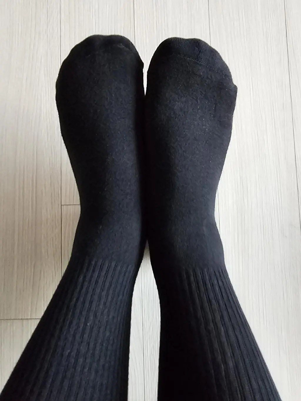 푹신한 느낌에 너무 편하고 색상 너무 이뻐요^^ 발이 작아 가끔 뒷꿈치가 벗어나는 양말