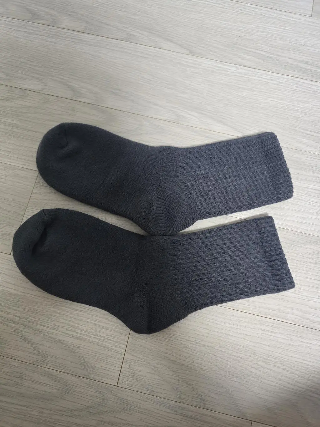 쫀쫀하게 발을 감싸주는 느낌이 너무 좋아요. 바닥 쿠셔닝도 아주 만족스럽고 따뜻해서