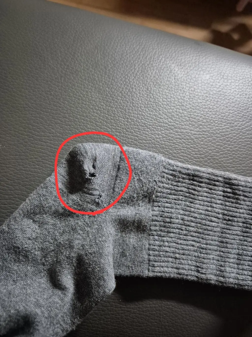 블랙하고 다크그레이 두가지 색상 구매했는데요. 다 괜찮은데 한번 신고 세탁했는데 튿