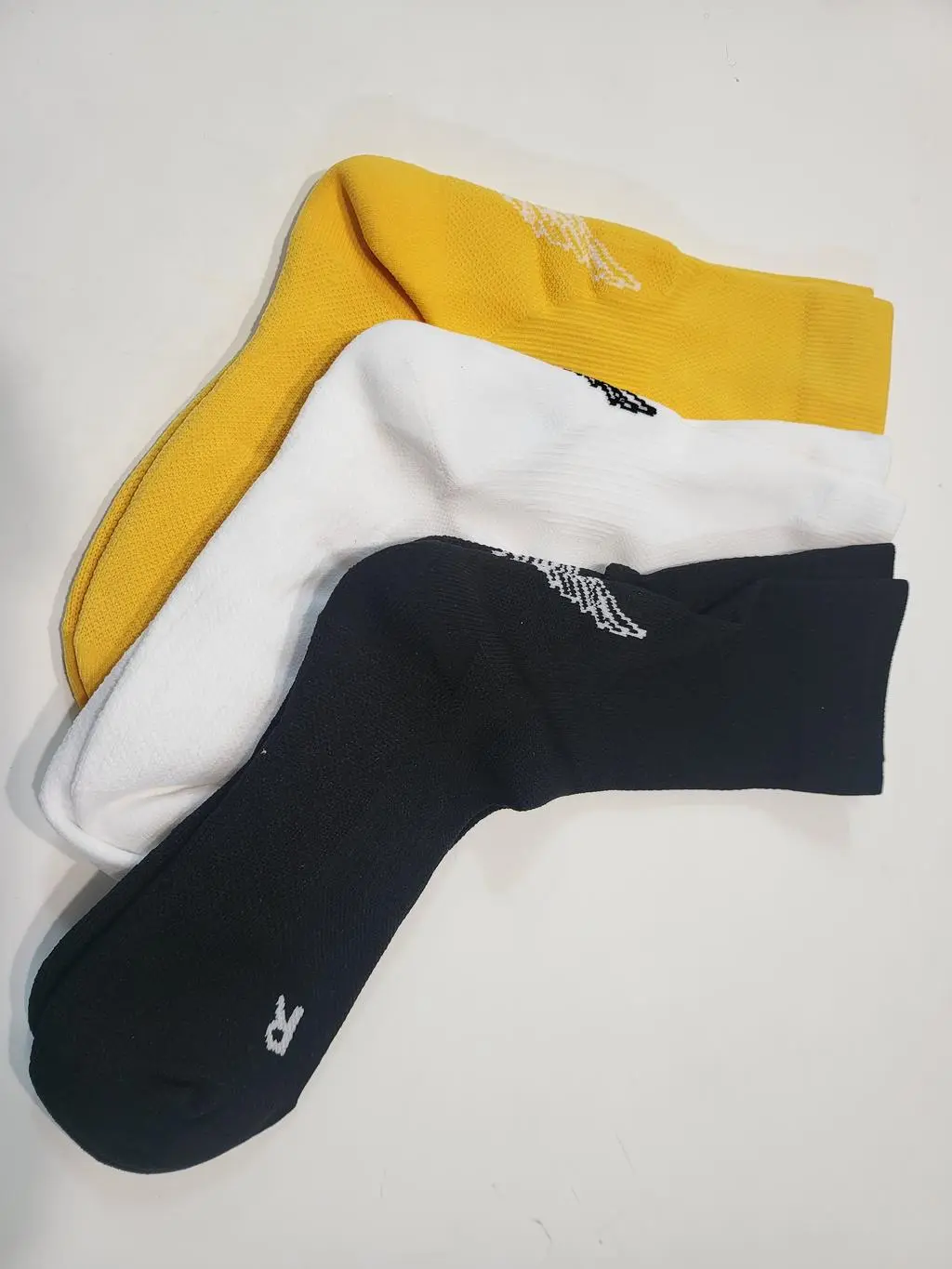 지금까지 두꺼운 러닝 양말만 신었는데, 딱 붙는 느낌 좋네요