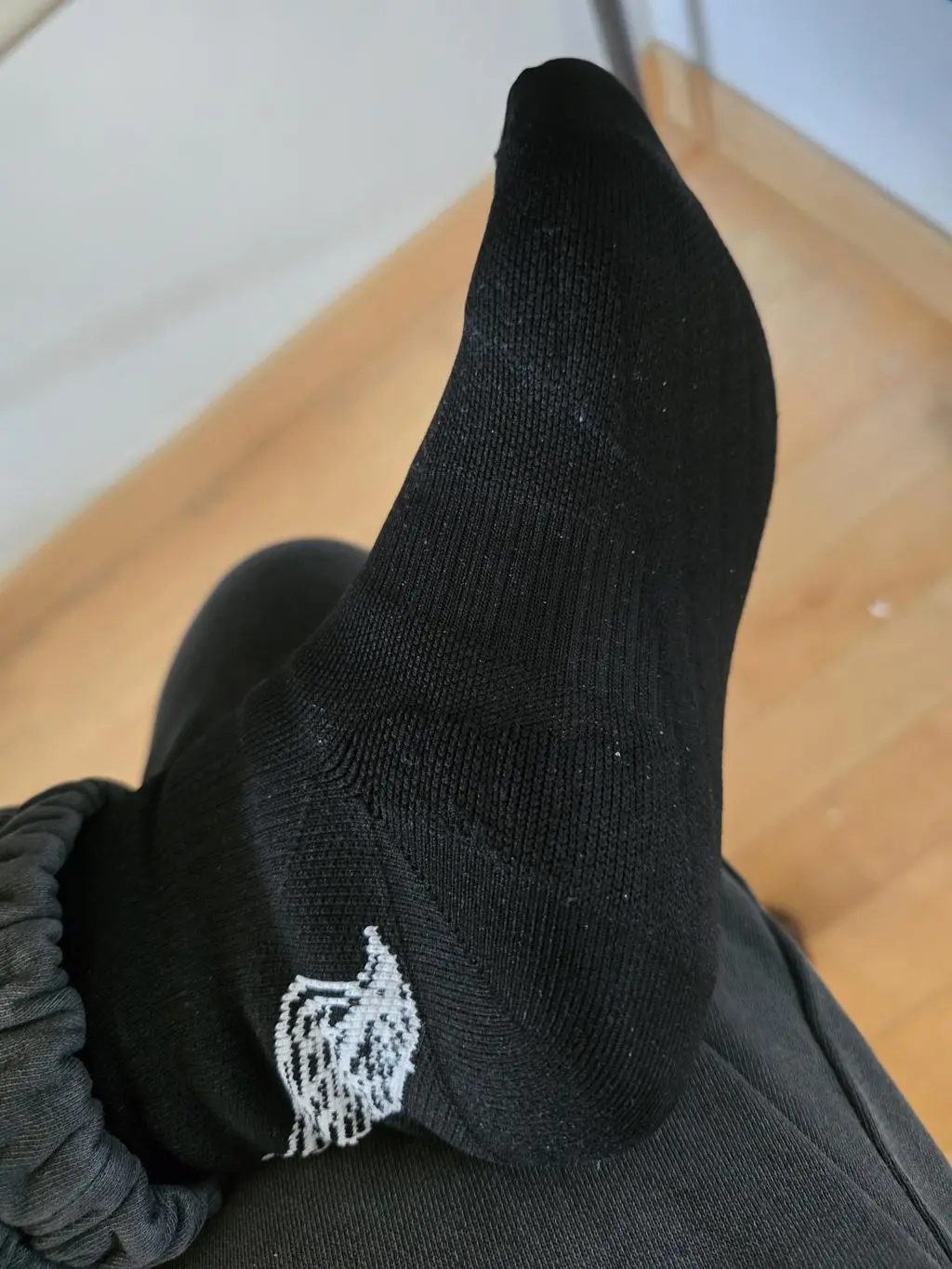 압박이 적절하고 발을 잡아줘서 정말 좋습니다. 신을 때 좀 안 늘어나서 짜증나는데, 신