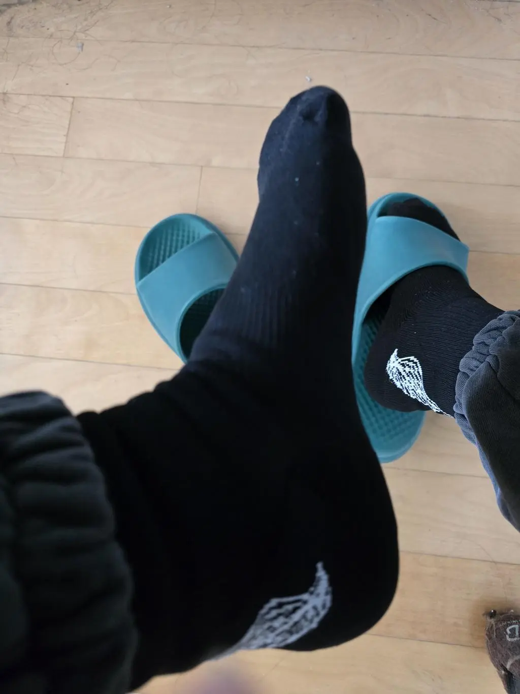 압박이 적절하고 발을 잡아줘서 정말 좋습니다. 신을 때 좀 안 늘어나서 짜증나는데, 신