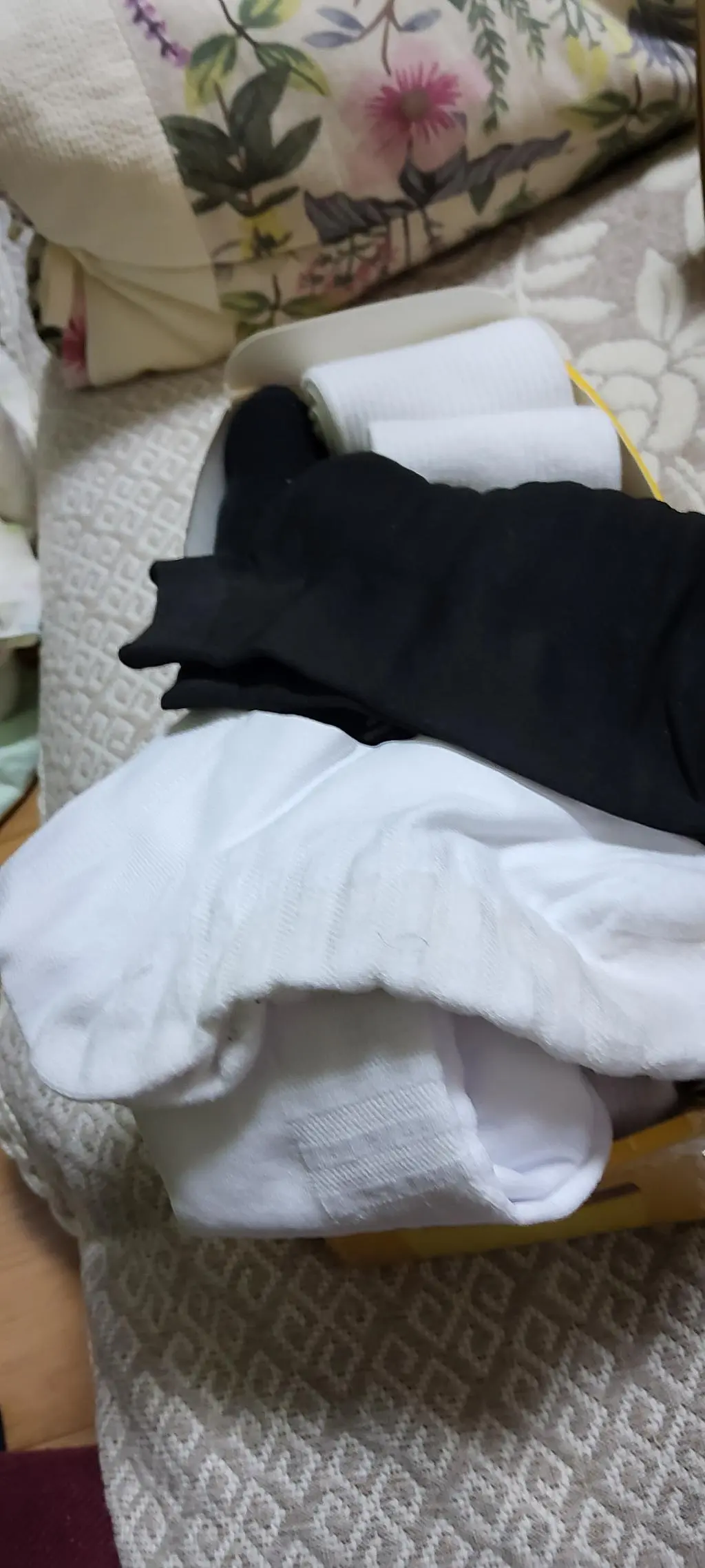 초등학생 딸이랑 같이 신으려 샀는데 다 뺏겼네요 ㅋㅋ 너무 좋아합니다 굿굿  ㅎㅎ원단