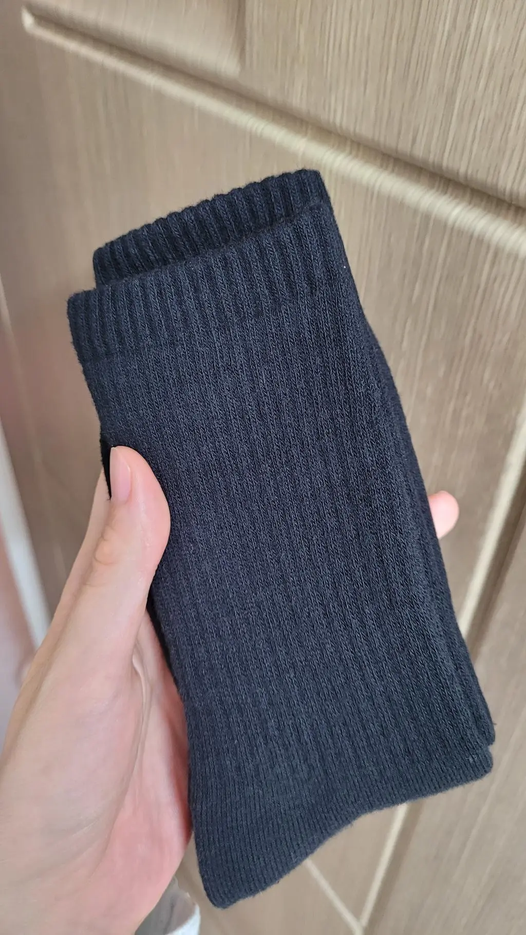 아직 신어보지는 않았는데 두껍고 좋네요!!
