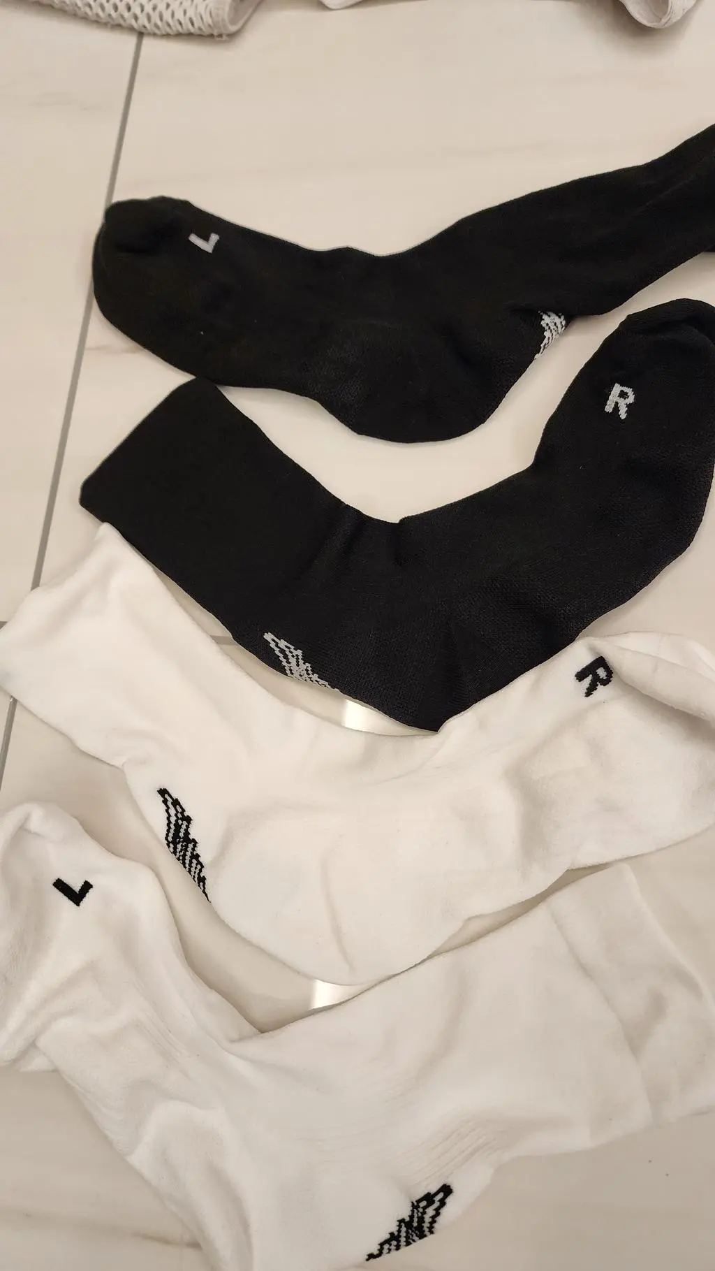 온가족이 런닝할때 같이 신을려고 구매했습니다.
