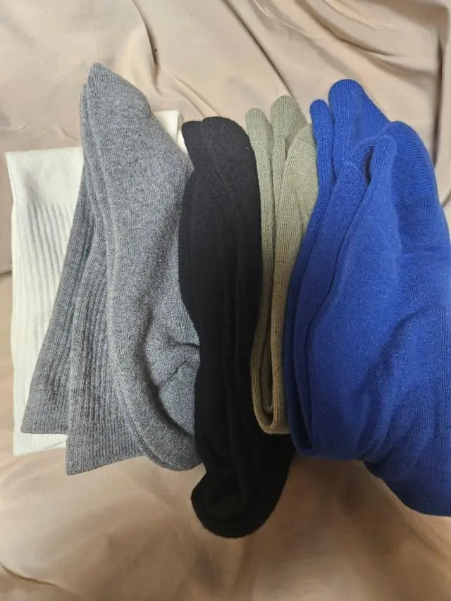 색상 선명하고 도톰해서 따뜻하고 편하게 신을 수 있겠군요. 가격만 좀 낮아지면 깔별로