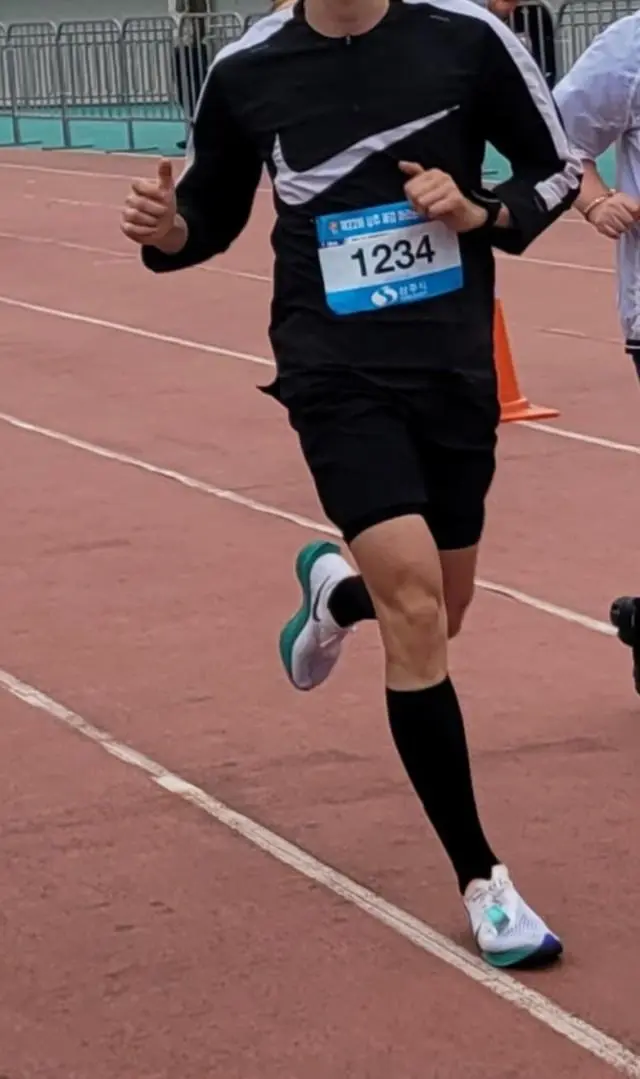 발에 밀착력도 좋고 쿠션감도 좋아 발이 안아파요
