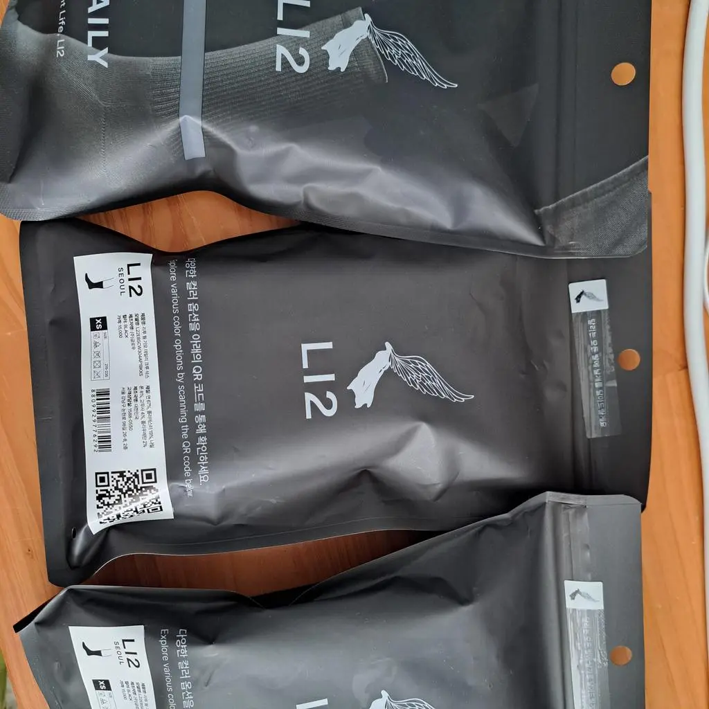 도톰해서 신으면 기분이 좋아요. 발끝이 확실히 시렵지않네요. 신발끈을 살짝 풀어주면