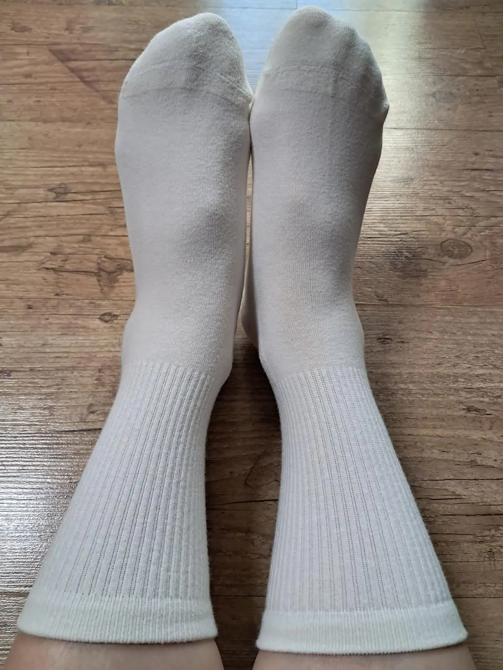 발목길이 짧지않아 요즘 날씨에 딱 좋고, 봉제선이 없어서 만족해요.