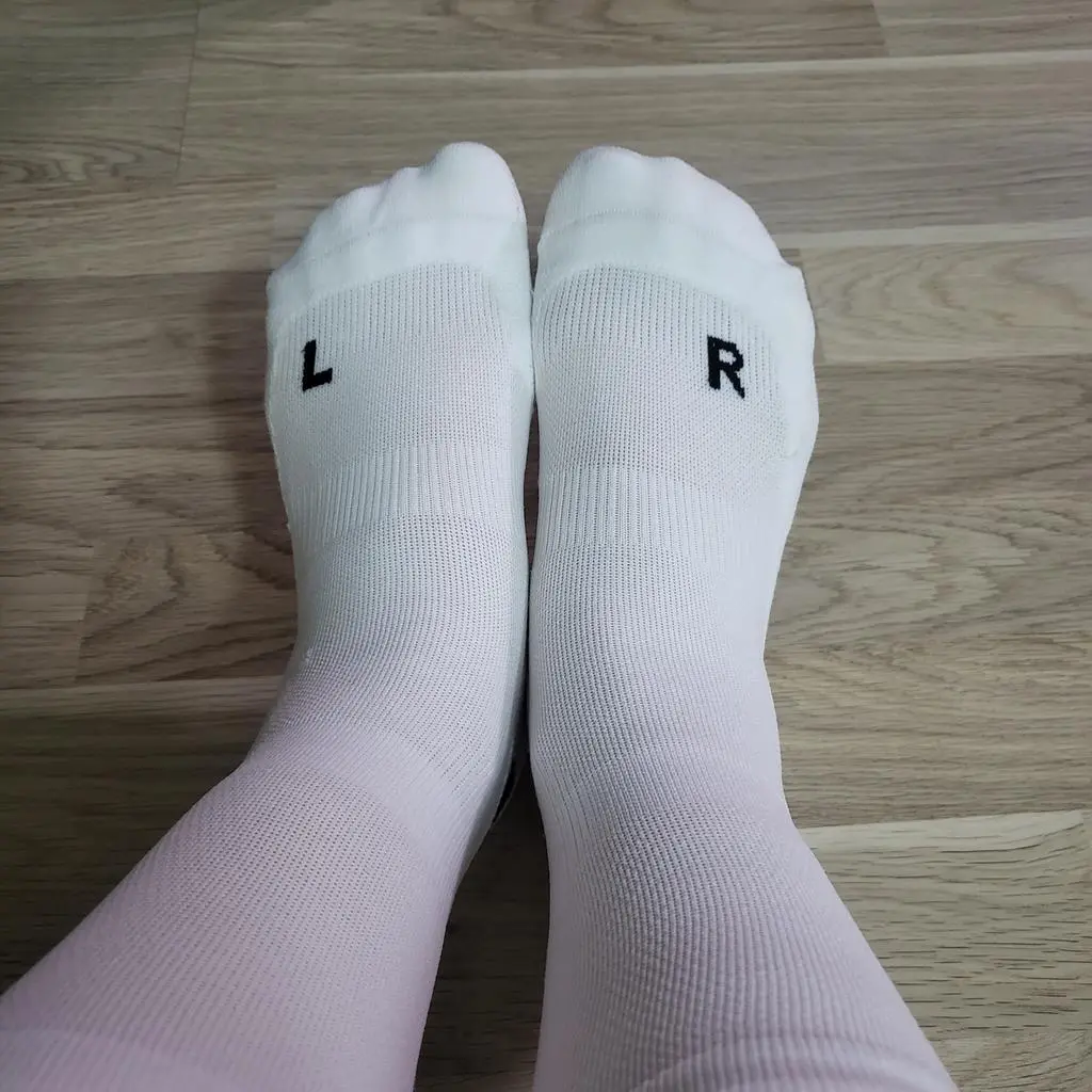 기존에 착용한 양말이 안나와 찾던중 광고를 보고 구매함. 착용감이 쫀쫀해서 발이 아플