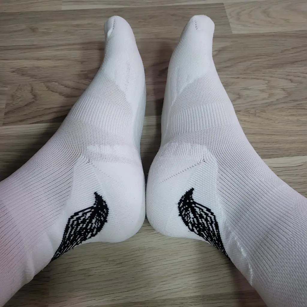 기존에 착용한 양말이 안나와 찾던중 광고를 보고 구매함. 착용감이 쫀쫀해서 발이 아플