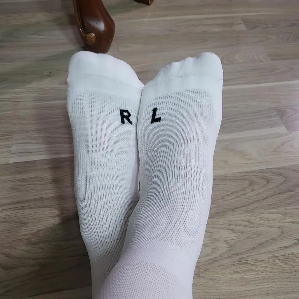 기존에 착용한 양말이 안나와 찾던중 광고를 보고 구매함. 착용감이 쫀쫀해서 발이 아플