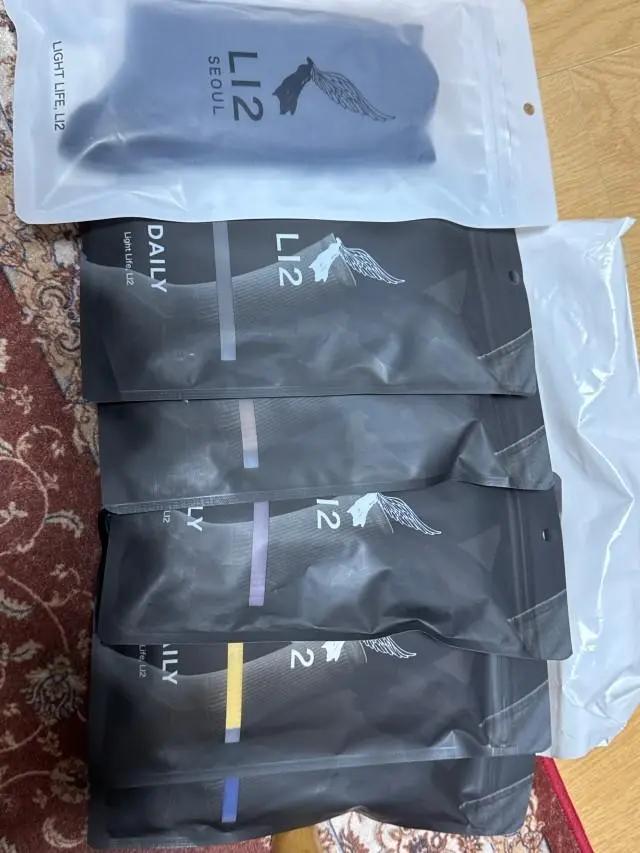 양말이 도톰하니 좋아보여요.
