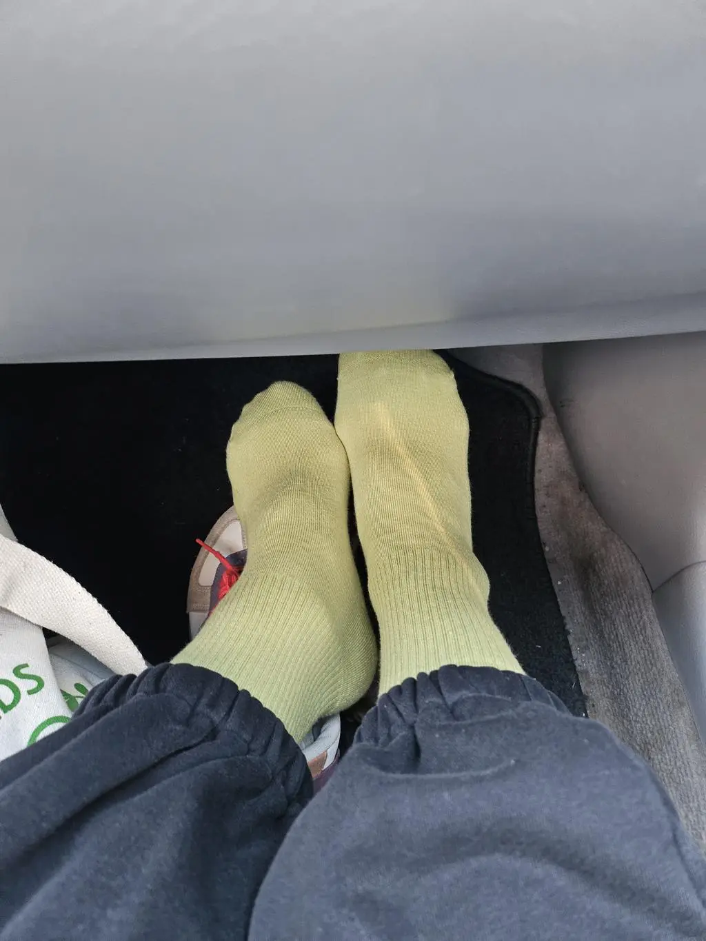 발바닥이 도툼하니 신으면 따뜻한 느낌이 드는 양말압니다.