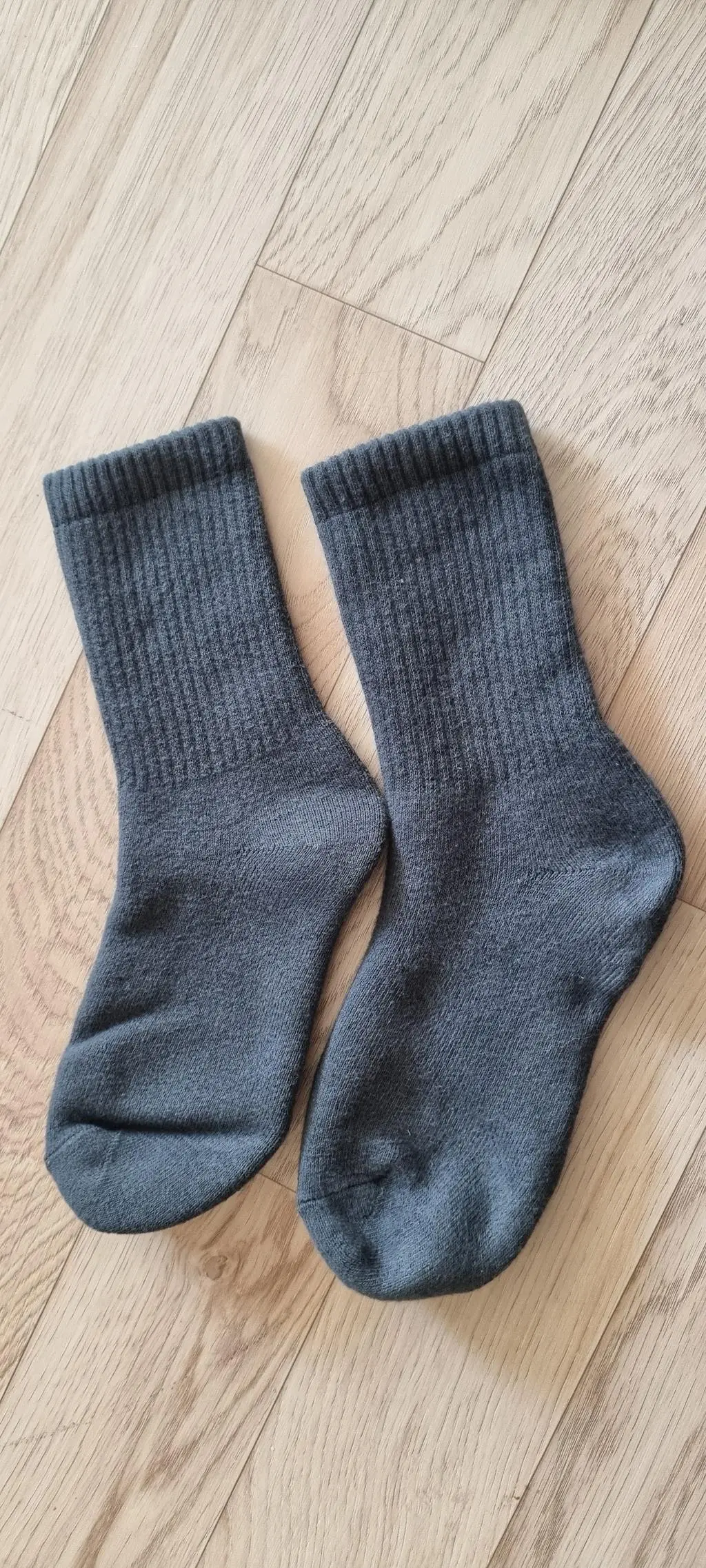 양말이 편하기는한데 발바닦이 건조한 사람은 양말속에서 발이 미끌거리네요ㅜ
