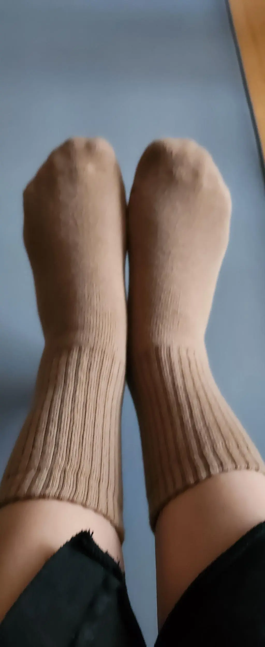 두께가 두툽한데 조이지 않습니다. 색깔도 따뜻해 보이고 아이보리, 베이지, 카멜 다 좋