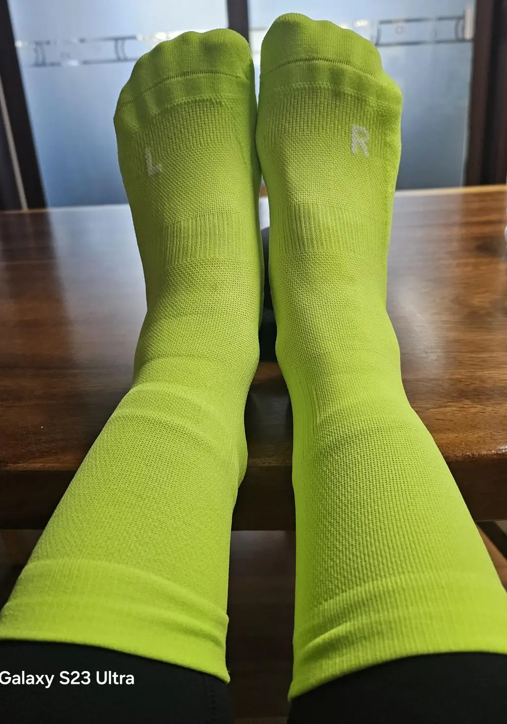 색상 넘 예쁘고  발에 촥~~감기는  너무 착화감  너무 좋아요
