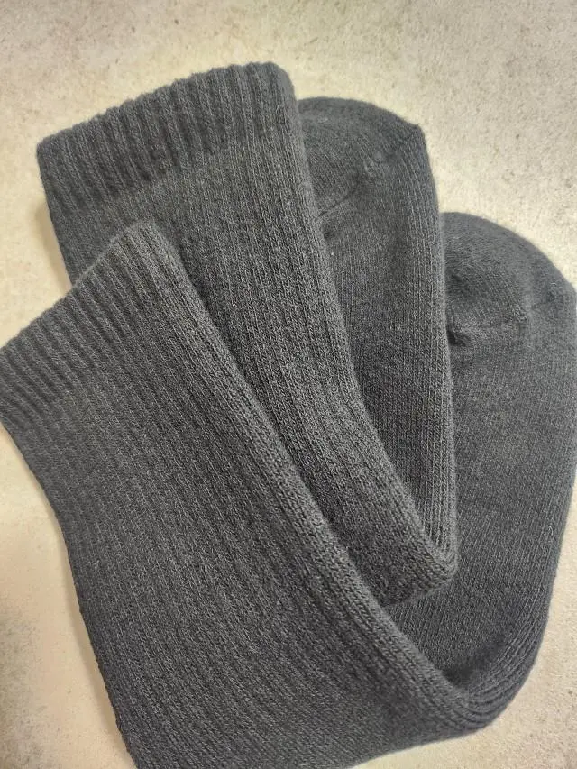 만지기엔 도톰하고 두꺼운듯 했으나 신어보니 괜찮네요~
