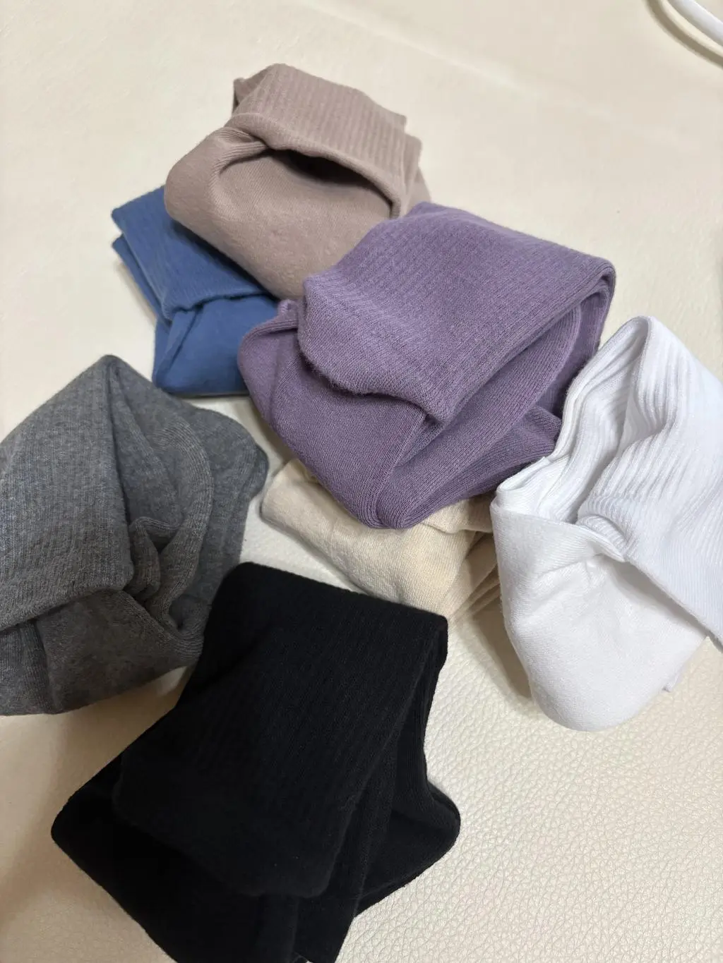 남편이 신어보고 편하다해서 추가로 한세트 더 구매했어요ㅎㅎ 색이 많아서 여기저기 색