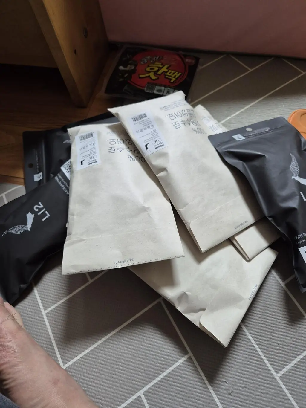 겨울철 앞두고 구입. 사무실에서 슬리퍼 신고 앉아있으면 발 시려서 보온용으로 구입. 