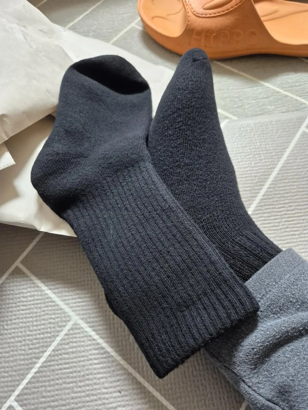 겨울철 앞두고 구입. 사무실에서 슬리퍼 신고 앉아있으면 발 시려서 보온용으로 구입. 