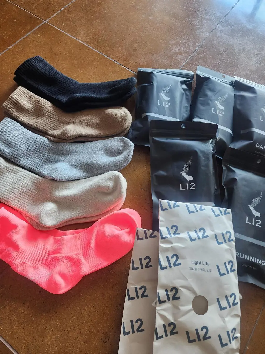 남편이 산책할때 편안 양말을 찾길래 구매해봤습니다. 짱짱하게 발 잡아주니 편한것 같