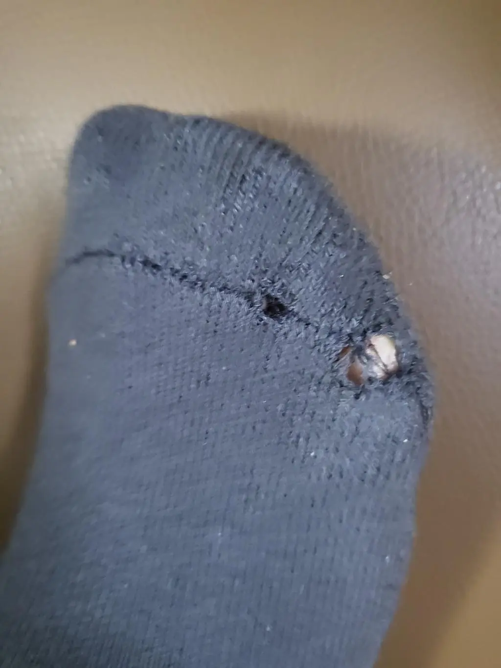 구매확정하고  개봉하고 처음 신었는데ᆢ  구멍이 ᆢ 연락주세요 