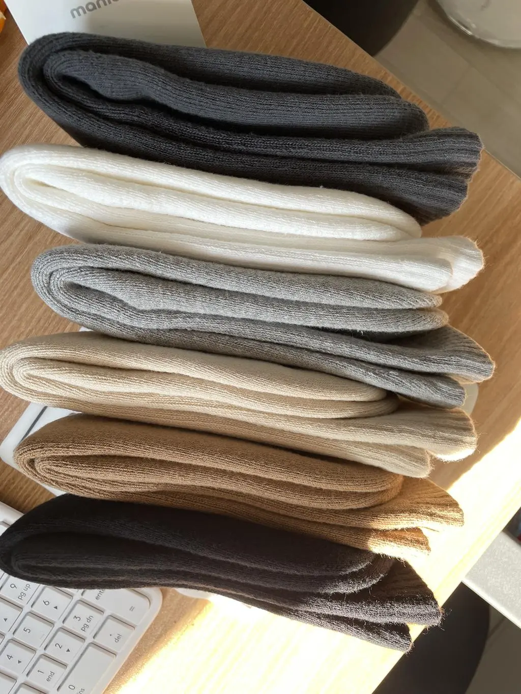 양말 정말 정말 좋아요!!! 웜은 더 길고 발목 부분까지 따뜻해서 겨울 잘 보내겠어요~~