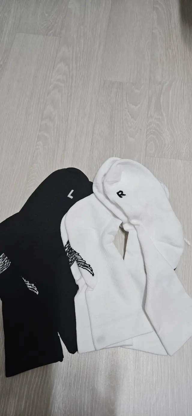 처음에 사서 신어보고 좋아서 재구매했어요
