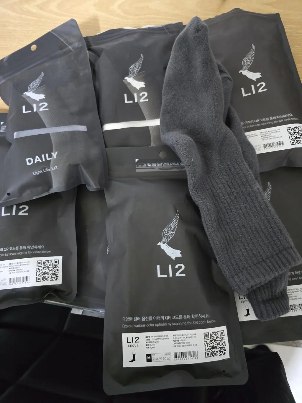 두툼한 기모에 편한 양말입니다. 착화감 좋고 광고처럼 발이 편안하네요. 