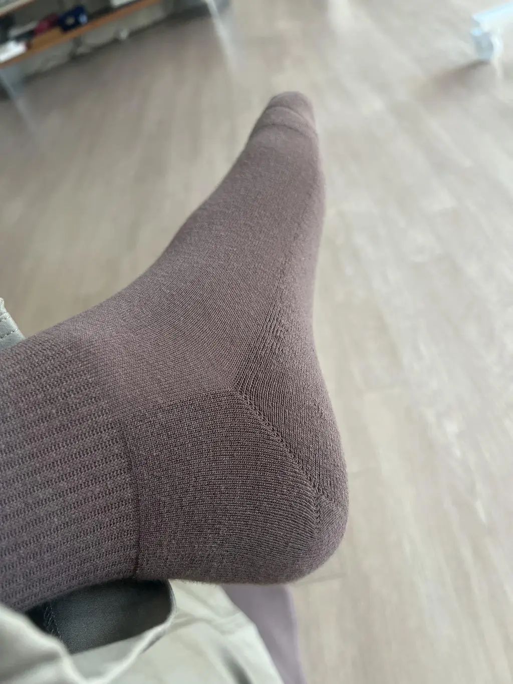 운동화는 275 사이즈를 신으나 양말이 크면 벗겨지고 그래서 발사이즈 실측했더니 S사이