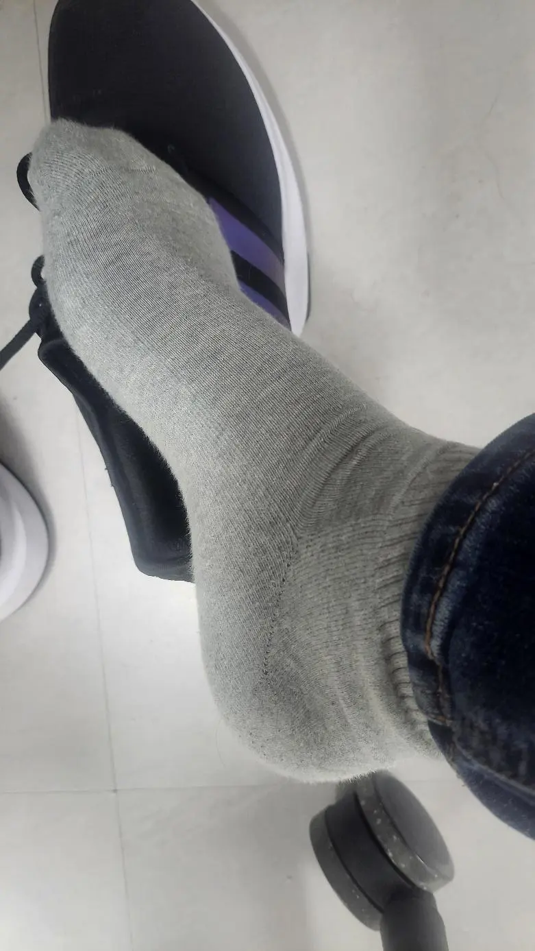 잘 신고 다니고 있습니다. 다른 양말에 비해 편안한 느낌이 있네요 잘 사용하도록 하겠