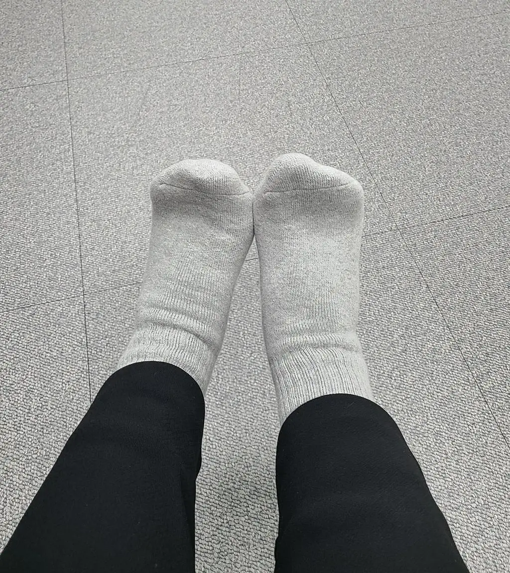 스티커즈양말을 신으면 뒷꿈치가 아파서 여름엔 출퇴근할때만 신고, 사무실에 오면 벗거