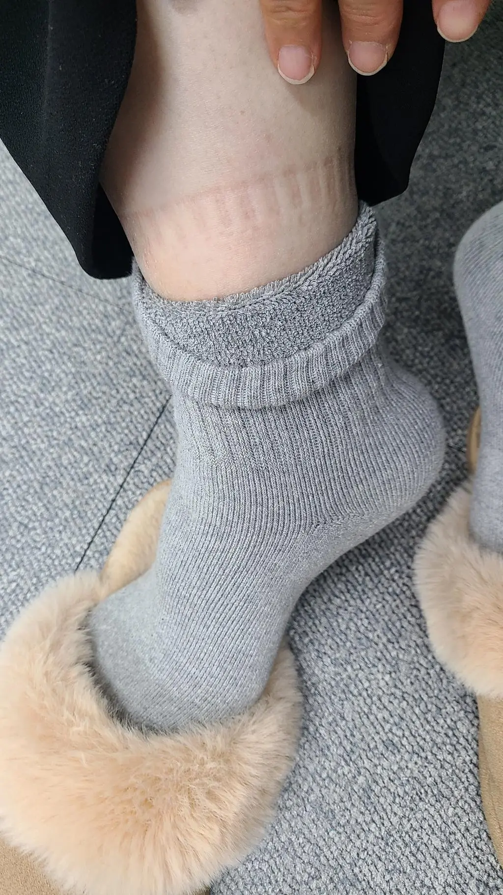 스티커즈양말을 신으면 뒷꿈치가 아파서 여름엔 출퇴근할때만 신고, 사무실에 오면 벗거